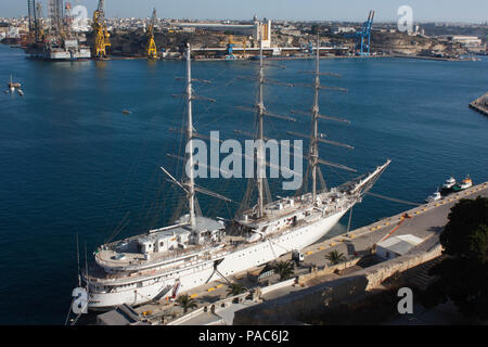 La Marine nationale algérienne de voile de bateau El-Mellah lors d'une escale au port de Malte Banque D'Images