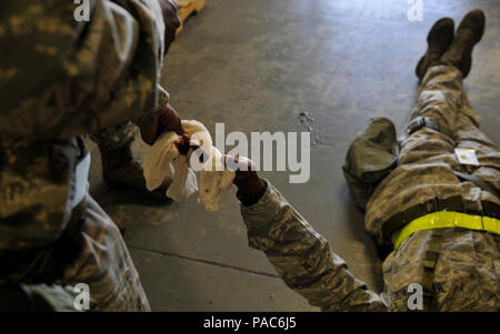 Airman Jaquan Kellum effectue des soins d'aide Buddy (SABC) sur le Sgt. Johnny White lors de l'exercice 2016 Eagle Claw à la 125e Escadre de chasse de Jacksonville, Floride, le 7 mars 2016. L'exercice à l'épreuve la capacité d'accomplir de mission objectifs et attaquée par conditions dégradées. Banque D'Images