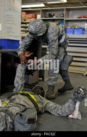 Airman Jaquan Kellum effectue des soins d'aide Buddy (SABC) sur le Sgt. Johnny White lors de l'exercice 2016 Eagle Claw à la 125e Escadre de chasse de Jacksonville, Floride, le 7 mars 2016. L'exercice à l'épreuve la capacité d'accomplir de mission objectifs et attaquée par conditions dégradées. Banque D'Images