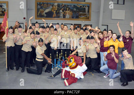 Grands Lacs, Illinois (4 mars 2016) - lycée Zion-Benton Township (Michigan) Diplôme d'officiers subalternes de réserve marine Training Corps (cadets) NJROTC célébrer après avoir remporté le 2016 3 zone Universitaire Régional de l'Ouest, athlétique et percer la concurrence au commandement de l'instruction des recrues (RTC) ici, le 5 mars. Plus de 500 cadets de la Marine 15 unités ROTC Junior de l'Illinois et le Minnesota a participé à l'événement de deux jours. (U.S. Photo par Scott Thornbloom marine/libérés) Banque D'Images