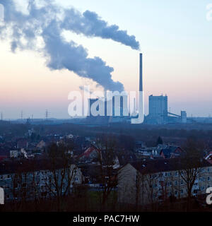 Offres et demandes de logement avec l'Gersteinwerk power plant au coucher du soleil, Hamm, Ruhr, Rhénanie du Nord-Westphalie, Allemagne Banque D'Images