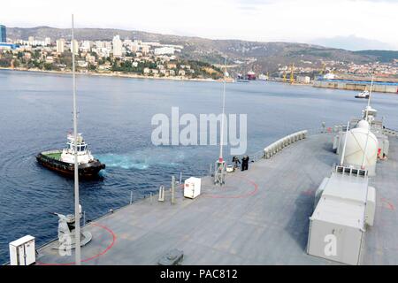 160310-N-VY489-011 Rijeka, Croatie (10 mars 2016) l'USS Mount Whitney (LCC 20) arrive à Rijeka, Croatie, pour un service d'entretien et réparation, période de voyage 10 Mars, 2016. Le Mont Whitney, la sixième flotte américaine navire de commandement et de contrôle, de l'avant déployée pour Gaeta, Italie, mène des opérations navales dans la sixième flotte américaine zone d'opérations à l'appui de la sécurité nationale des États-Unis en Europe. (U.S. Photo par marine Spécialiste de la communication de masse 1re classe Mike Wright/ libéré) Banque D'Images