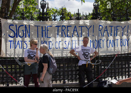 Des manifestants anti-nucléaire eux-mêmes et de la chaîne d'accrocher des bannières sur les garde-corps à l'extérieur de la Chambre des Communes à Londres, Royaume-Uni : l'atmosphère, d'où la vue : London, England, United Kingdom Quand : 20 Juin 2018 Crédit : Wheatley/WENN Banque D'Images