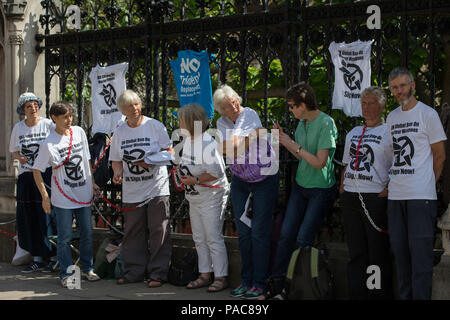 Des manifestants anti-nucléaire eux-mêmes et de la chaîne d'accrocher des bannières sur les garde-corps à l'extérieur de la Chambre des Communes à Londres, Royaume-Uni : l'atmosphère, d'où la vue : London, England, United Kingdom Quand : 20 Juin 2018 Crédit : Wheatley/WENN Banque D'Images