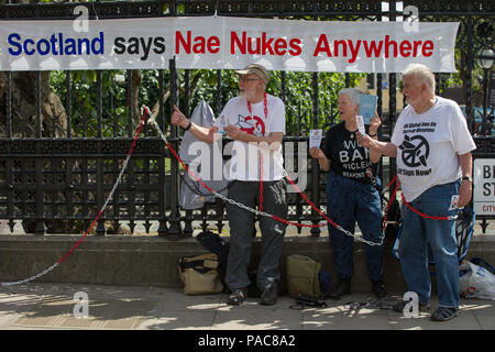 Des manifestants anti-nucléaire eux-mêmes et de la chaîne d'accrocher des bannières sur les garde-corps à l'extérieur de la Chambre des Communes à Londres, Royaume-Uni : l'atmosphère, d'où la vue : London, England, United Kingdom Quand : 20 Juin 2018 Crédit : Wheatley/WENN Banque D'Images