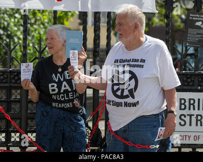 Des manifestants anti-nucléaire eux-mêmes et de la chaîne d'accrocher des bannières sur les garde-corps à l'extérieur de la Chambre des Communes à Londres, Royaume-Uni : l'atmosphère, d'où la vue : London, England, United Kingdom Quand : 20 Juin 2018 Crédit : Wheatley/WENN Banque D'Images