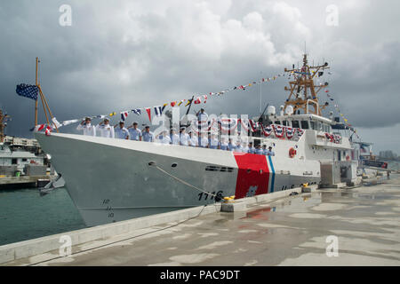 L'équipage de la U.S. Coast Guard Cutter Winslow Griesser salue comme ils mettre le navire à la vie au cours de la cérémonie de mise en service de la Garde côtière, la faucheuse à réponse rapide Le Secteur de San Juan, Puerto Rico le 11 mars 2016. Les Winslow Griesser est le 16ème de la Garde côtière canadienne et la réponse rapide cutter quatrième du genre à être homeported à San Juan, Porto Rico. (U.S. Photo de la Garde côtière par Ricardo Castrodad) Banque D'Images