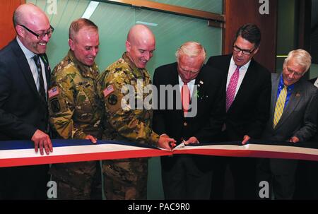 Le Dr Scot Engel, le Colonel Mark Thompson, Brig. Le général Rodney Fogg, Arthur Fisher, ancien gouverneur du Texas, Rick Perry et représentant américain John Carter (R-Texas), a coupé le ruban pour ouvrir le nouveau centre d'esprit intrépide à Fort Hood, au Texas, le 9 mars. (U.S. Photo de l'armée par Nick Conner, Fort Hood Affaires publiques) Banque D'Images