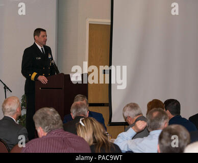 SILVERDALE, Washington (11 mars 2016) - Arrière Adm. David Kriete, Commandant, Groupe Sous-marin neuf, a accueilli plus de 150 militaires, des représentants du gouvernement et des représentants de diverses industries et universités pour la 10e bi-annual dissuasion nucléaire colloque organisé au Silverdale Beach Hotel salle de bal. Le symposium est un forum non classés pour les décideurs et les experts en matière nucléaire pour discuter de questions à propos de la situation actuelle et future de la posture des forces stratégiques des États-Unis, avec l'accent principal sur la mer-basé de la triade. (U.S. Photo de la marine par le lieutenant Cmdr. Michael Smith/libérés) Banque D'Images