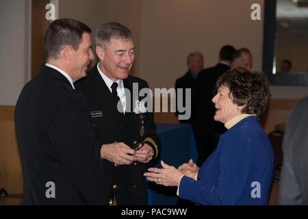 SILVERDALE, Washington (11 mars 2016) - Commandant, Force Sous-marin de la flotte américaine du Pacifique Adm arrière. Fritz Roegge (centre) et arrière Adm. David Kriete, Commandant, Groupe Sous-marin neuf parler avec le maire de Bremerton, dans, Patty prêté lors de la 10e bi-annual dissuasion nucléaire colloque organisé au Silverdale Beach Hotel salle de bal. Le symposium est un forum non classés pour les décideurs et les experts en matière nucléaire pour discuter de questions à propos de la situation actuelle et future de la posture des forces stratégiques des États-Unis, avec l'accent principal sur la mer-basé de la triade. (U.S. Photo de la marine par le lieutenant Cmdr. Michael Smith Banque D'Images