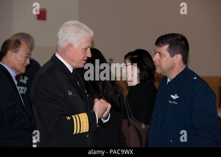 SILVERDALE, Washington (11 mars 2016) - Vice-amiral. Terry Benedict, Directeur, Programmes de systèmes stratégiques, parle avec le brigadier. Mgén Andrew Gebara, Directeur adjoint, Opérations nucléaires, Direction des Opérations mondiales, United States Strategic Command à la 10e bi-annual dissuasion nucléaire colloque organisé au Silverdale Beach Hotel salle de bal. Le symposium est un forum non classés pour les décideurs et les experts en matière nucléaire pour discuter de questions à propos de la situation actuelle et future de la posture des forces stratégiques des États-Unis, avec l'accent principal sur la mer-basé de la triade. (U.S. Photo de la marine par le lieutenant Cmdr. Mi Banque D'Images