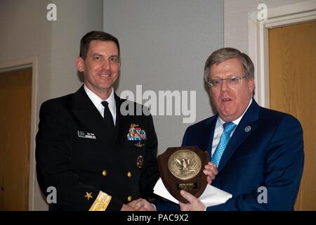 SILVERDALE, Washington (11 mars 2016) - Arrière Adm. David Kriete, Commandant, Groupe Sous-marin neuf, remet une plaque à Peter Huessy Geo-Strategic, président, l'analyse, et de la haute direction de la défense, consultant, Institut Michelle Air Force Association, lors de la 10e bi-annuelle de dissuasion nucléaire colloque organisé au Silverdale Beach Hotel salle de bal. Le symposium est un forum non classés pour les décideurs et les experts en matière nucléaire pour discuter de questions à propos de la situation actuelle et future de la posture des forces stratégiques des États-Unis, avec l'accent principal sur la mer-basé de la triade. (U.S. Photo de la marine par le lieutenant Cmdr. Banque D'Images