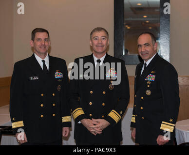 SILVERDALE, Washington (11 mars 2016) - Arrière Adm. David Kriete, commandant de sous-marin, neuf, Commandant, Groupe de travail de sous-marins de la flotte américaine du Pacifique Adm arrière. Fritz Roegge (centre) et arrière Adm. Charles Richard, Directeur, Division de guerre sous-marine, d'assister à la 10e bi-annual dissuasion nucléaire colloque organisé au Silverdale Beach Hotel salle de bal. Le symposium est un forum non classés pour les décideurs et les experts en matière nucléaire pour discuter de questions à propos de la situation actuelle et future de la posture des forces stratégiques des États-Unis, avec l'accent principal sur la mer-basé de la triade. (U.S. Photo de la marine par le CMD Banque D'Images