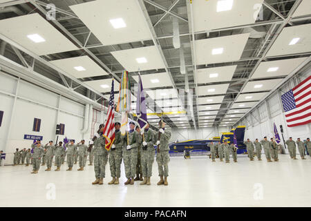 Les soldats de la 350e Commande des affaires civiles nouvellement promu brigadier bienvenue. Le général Jeffrey Coggin pendant une hypothèse de commandement cérémonie tenue à la Naval Air Station Pensacola le 12 mars. Banque D'Images