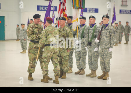 Les soldats de la 350e Commande des affaires civiles nouvellement promu brigadier bienvenue. Le général Jeffrey Coggin pendant une hypothèse de commandement cérémonie tenue à la Naval Air Station Pensacola le 12 mars. Banque D'Images