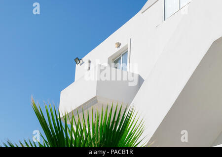 Détail de bâtiment architecture grecque moderne, avec balcon et fenêtre. Nettoyer, photo minimaliste. Banque D'Images