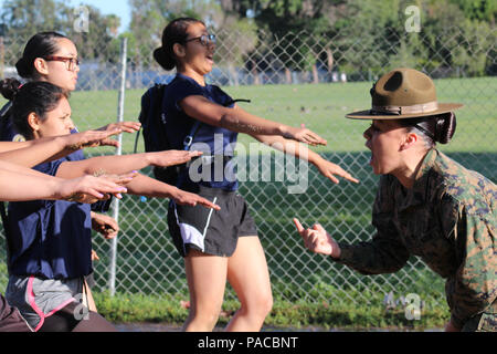 Au cours d'une activité de piscine féminine au Sherman Oaks Recreation Park, le sergent Kayla Cerda, instructeur de forage, a dirigé des poolees des stations de recrutement de Los Angeles et du comté d'Orange pour effectuer des exercices de course sur place. L'activité faisait partie du test de force initial sous la supervision d'instructeurs de forage du corps des Marines, mettant l'accent sur la condition physique, la discipline, la formation et l'endurance. Les enlisés ont participé à des exercices structurés pour démontrer leur préparation aux normes du corps des Marines dans un environnement de formation contrôlé en 2016. Banque D'Images