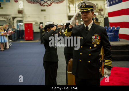 160311-N-JH668-178 SAN DIEGO (3 mars 2016) - Le Capitaine Homer R. Denius III, Commandant, Escadron amphibie (COMPHIBRON) 3 passe par l'aspect cérémoniel des garçons lors de la cérémonie de passation de commandement pour COMPHIBRON 3 a tenu à bord du navire d'assaut amphibie USS America (LHA 6). COMPHIBRON 3 est actuellement embarquée à bord de Nord superviser la phase finale de l'équipage du navire la disponibilité post-shakedown. (U.S. Photo par marine Spécialiste de la communication de masse 3e classe Kyle Hafer/libérés) Banque D'Images