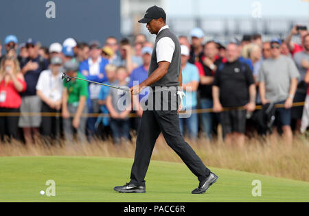 USA's Tiger Woods rate un putt sur le 16e vert pendant la troisième journée de l'Open Championship 2018 à Carnoustie Golf Links, Angus. Banque D'Images