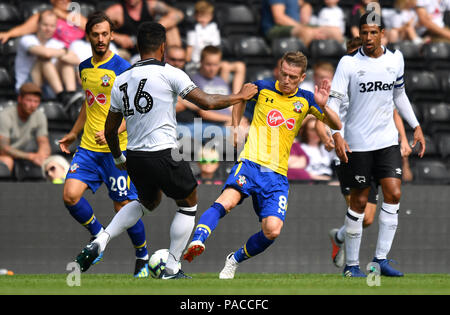 Steven Davis de Southampton (deuxième à droite) et Derby County's Tom Huddlestone bataille pour la balle au cours d'un pré saison match amical à Pride Park, Derby. Banque D'Images