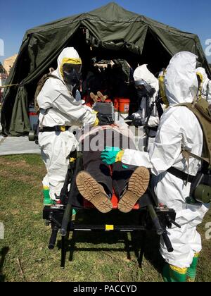 Les soldats de la 181ème Compagnie de produits chimiques procède à une décontamination de masse durant une défense d'armes chimiques, biologiques, radiologiques, nucléaires DCRF (Force de réaction) rotation au Joint Readiness Training Centre, Fort Polk, en Louisiane le 14 mars. Banque D'Images