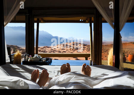 Se prélasser au lit couple en lune de miel avec vue sur la vista de Namib à Wolwedans Lodge Banque D'Images