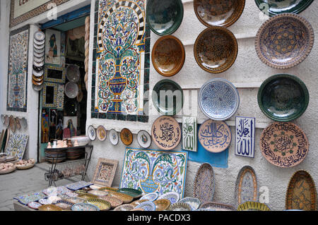 Belle mosaïque de céramique dans un souk de la médina de Tunis Banque D'Images