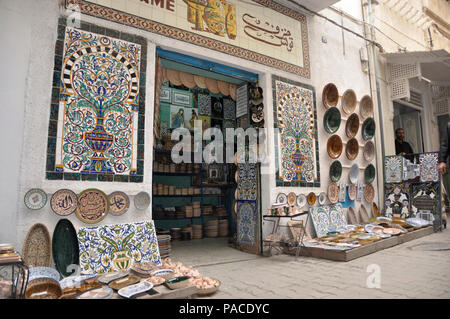 Tunisie : belle mosaïque de céramique dans un souk de la médina de Tunis Banque D'Images