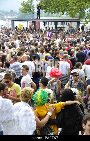 Streetparade Zürich : Les masses de peuples autochtones sont un grand défi pour la sécurité des peuples. Banque D'Images