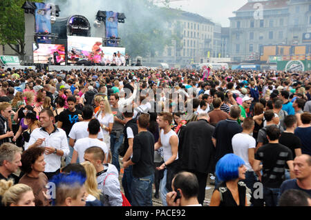 Streetparade Zürich : Les masses de peuples autochtones sont un grand défi pour la sécurité des peuples. Banque D'Images