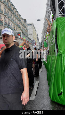 Streetparade Zürich : Les masses de peuples autochtones sont un grand défi pour la sécurité des peuples. Banque D'Images