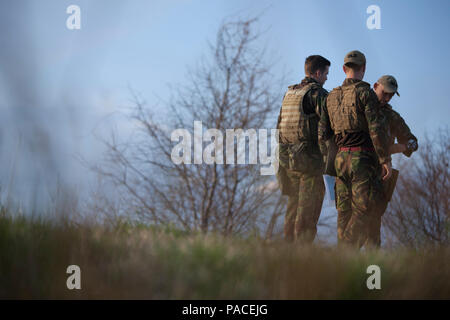 Les Marines néerlandaise participer à la borne commune de formation des contrôleurs aériens à Piney Island, N.C., 14 mars 2016. Les néerlandais de formation bilatérale a été réalisée afin de renforcer les relations militaires et d'accroître l'interopérabilité entre les pays partenaires. (U.S. Marine Corps photo par le Cpl. Austin A. Lewis/libérés) Banque D'Images