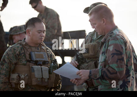 Le sergent d'artillerie du Corps des Marines des États-Unis. George R. Latham, à gauche, un homme d'appui-feu avec 2e Bataillon de Reconnaissance, 2e Marine Expeditionary Force, et Dutch Marines Sgt. Le Marnix Haverkamp, un hélicoptère de la manipulation, de l'instructeur discuter le cours d'incendie pendant la formation de contrôleur aérien Terminal à Piney Island, N.C., 14 mars 2016. Les néerlandais de formation bilatérale a été réalisée afin de renforcer les relations militaires et d'accroître l'interopérabilité entre les pays partenaires. (U.S. Marine Corps photo par le Cpl. Austin A. Lewis/libérés) Banque D'Images