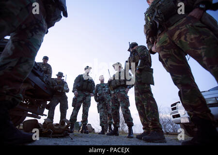 Les Marines américains et néerlandais mener conjointement à la formation de contrôleur aérien Terminal Piney Island, N.C., 14 mars 2016. Les néerlandais de formation bilatérale a été réalisée afin de renforcer les relations militaires et d'accroître l'interopérabilité entre les pays partenaires. (U.S. Marine Corps photo par le Cpl. Austin A. Lewis/libérés) Banque D'Images