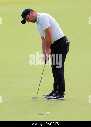 L'Italie Francesco Molinari réagit après avoir raté un birdie putt sur le 18ème green au cours de la troisième journée de l'Open Championship 2018 à Carnoustie Golf Links, Angus. Banque D'Images