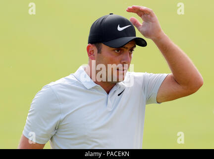 L'Italie Francesco Molinari réagit après avoir raté un birdie putt sur le 18ème green au cours de la troisième journée de l'Open Championship 2018 à Carnoustie Golf Links, Angus. Banque D'Images