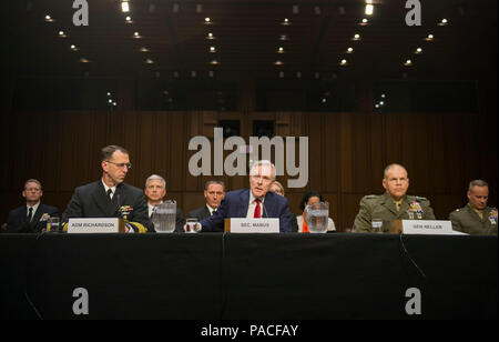 160315-N-LV331-001 WASHINGTON (15 mars 2016) Secrétaire de la Marine (SECNAV) Ray Mabus témoigne devant la Commission des forces armées du Sénat sur le ministère de l'année fiscale de la marine 2017 budget et la posture. (U.S. Photo par marine Spécialiste de la communication de masse 2e classe Armando Gonzales/libérés) Banque D'Images