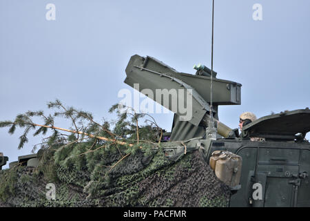 Un soldat affecté à Reaper Troop, 4e Escadron, 2e régiment de cavalerie, recharge le lanceur de missiles sur son unité M1134 du missile antichar véhicule lors de l'escadron sur l'exercice de tir réel à la zone d'entraînement Grafenwoehr, situé près de la Caserne de Rose, de l'Allemagne, le 15 mars 2016. Le but de l'exercice de tir réel était d'aider à valider la mission du régiment de plates-formes de commande tout en menant une activité d'entraînement de synthèse qui comprend un passage de circulation pour manoeuvrer les capacités. (U.S. Photo de l'armée par le Sgt. William A. Tanner) Banque D'Images