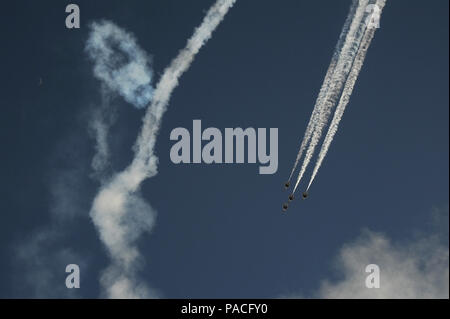 L'US Air Force e Escadron de démonstration aérienne, les Thunderbirds, effectue une boucle 'Triangle' pendant le tonnerre et les éclairs sur Arizona Journée portes ouvertes à la base aérienne Davis-Monthan Air Force Base, en Arizona, le 13 mars 2016. Les démonstrations aériennes exposées certaines des capacités maximales de la F-16 Fighting Falcon, le premier ministre de l'Armée de l'air en avion de chasse multi-rôle. Pour chaque Thunderbirds F-16 que voyages, un chef d'équipe et un chef d'équipe adjoint sont affectés, de garantir leur jet est toujours prêt à la mission. (U.S. Air Force photo par un membre de la 1re classe Mya M. Crosby) Banque D'Images