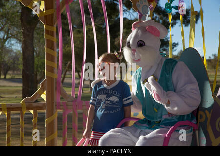 Bella Sue Mahaffey, fille de sergent. Paul Mahaffey, approvisionnement chef, 1er Bataillon, 7e Régiment de Marines, prend une photo avec le Lapin de Pâques au 7e Régiment de Marines Printemps Eggstravaganza tenue au vent du désert Golf Course, 11 mars 2016. Marine Corps officiel (photo par le Cpl. Ayala-Lo Medina/libérés) Banque D'Images