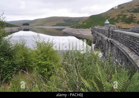 Craig Goch réservoir, la partie supérieure de la vallée de l'Elan réservoirs dans la mi-pays de Galles, Royaume-Uni. Banque D'Images