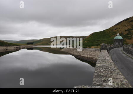 Craig Goch réservoir, la partie supérieure de la vallée de l'Elan réservoirs dans la mi-pays de Galles, Royaume-Uni. Banque D'Images