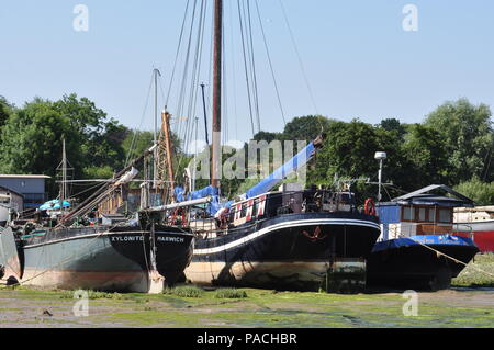 Les chalands à la broche moulin sur la rivière Deben, Suffolk, UK Banque D'Images