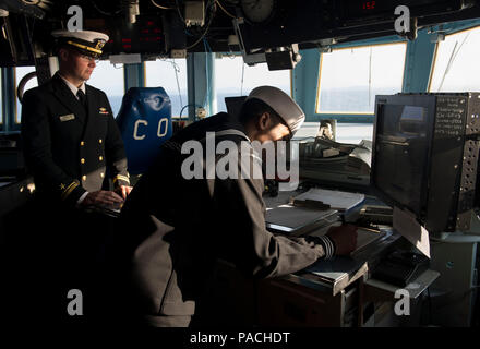 160318-N-FQ994-021 TOULON, France (18 mars 2016) -- Quartier-maître de 3e classe Cole Murphy, de la ville de New York, à droite, et le lieutenant J.G. Andrew Grimm, l'officier de navigation, plan l'USS Porter (DDG 78) Heure d'arrivée à Toulon, France 18 mars 2016. Porter, une classe Arleigh Burke destroyer lance-missiles, l'avant-déployé à Rota, Espagne, effectue une patrouille de routine dans le domaine de la flotte des États-Unis 6e des opérations à l'appui des intérêts de sécurité nationale des États-Unis en Europe. (U.S. Photo par marine Spécialiste de la communication de masse 3e classe Robert S. Price/libérés) Banque D'Images