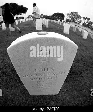 POINT LOMA, en Californie (18 mars 2016) Premier maître de première classe et les sous-officiers de la région de San Diego se réunissent au cimetière national de Fort Rosecrans pour en savoir plus sur l'histoire et l'héritage de différents marins et marines qui ont servi leur pays et sont maintenant enterrés à Point Loma. La rencontre a été organisée par les chefs de secteur dans le cadre d'ordre 365. (U.S. Photo par marine Chef Spécialiste de la communication de masse Joe Kane/libérés) Banque D'Images