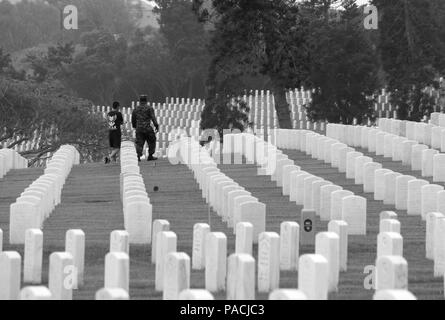 POINT LOMA, en Californie (18 mars 2016) Premier maître de première classe et les sous-officiers de la région de San Diego se réunissent au cimetière national de Fort Rosecrans pour en savoir plus sur l'histoire et l'héritage de différents marins et marines qui ont servi leur pays et sont maintenant enterrés à Point Loma. La rencontre a été organisée par les chefs de secteur dans le cadre d'ordre 365. (U.S. Photo par marine Chef Spécialiste de la communication de masse Joe Kane/libérés) Banque D'Images