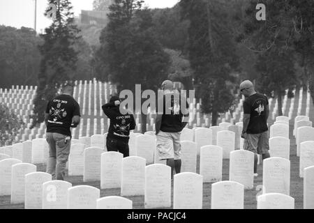 POINT LOMA, en Californie (18 mars 2016) Premier maître de première classe et les sous-officiers de la région de San Diego se réunissent au cimetière national de Fort Rosecrans pour en savoir plus sur l'histoire et l'héritage de différents marins et marines qui ont servi leur pays et sont maintenant enterrés à Point Loma. La rencontre a été organisée par les chefs de secteur dans le cadre d'ordre 365. (U.S. Photo par marine Chef Spécialiste de la communication de masse Joe Kane/libérés) Banque D'Images