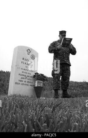 POINT LOMA, en Californie (18 mars 2016) RP1 Smith, affecté à la base navale de Point Loma, lit l'histoire de l'USMC Le Sgt. Rafael Peralta. Plus de 100 des premiers maîtres et maîtres de première classe à partir de la région de San Diego s'est réuni au cimetière national de Fort Rosecrans pour en savoir plus sur l'histoire et l'héritage de différents marins et marines qui ont servi leur pays et sont maintenant enterrés à Point Loma. La rencontre a été organisée par les chefs de secteur dans le cadre d'ordre 365. (U.S. Photo par marine Chef Spécialiste de la communication de masse Joe Kane/libérés) Banque D'Images