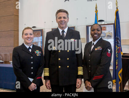 La NORFOLK (10 mars 2017) Adm. Phil Davidson, commandant du Commandement de la flotte, pose avec la flotte américaine en mer et à terre des Forces des marins de l'année, Cryptologic Technicien (technique) 1re classe Courtney P. Evers, gauche, et spécialiste des questions de personnel 1re classe Aliscia S. Malone après l'annonce de l'obtention du financement. Evers se rendra à Washington, D.C pour être meritoriously promu au grade de premier maître. Malone se qualifieront pour la finale de l'article pour le chef des opérations navales port marin de l'année. Banque D'Images