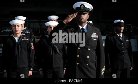 Océan (11 mars 2017), spécialiste de la logistique en chef rend un hommage Alton Clark au cours d'une cérémonie d'enterrement en mer à bord du navire d'assaut amphibie USS Iwo Jima (DG 7). Le navire est en cours la réalisation d'une série de qualifications et certifications dans le cadre de la phase de la formation de base en préparation pour de futures opérations, et les mutations. Banque D'Images